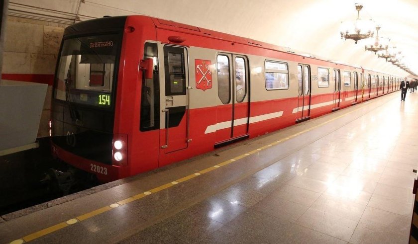 Метропоезд красная стрела Санкт-Петербург