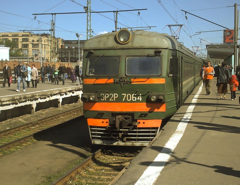 Пригородный поезд