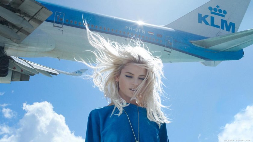 Девушка в самолете