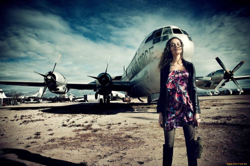 Девушка в самолете