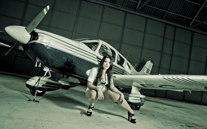 Девушка в самолете