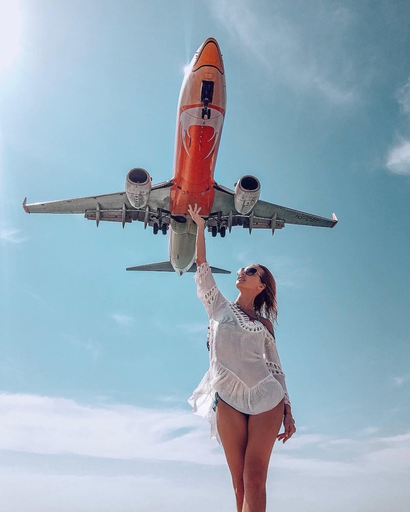 Девушка в самолете