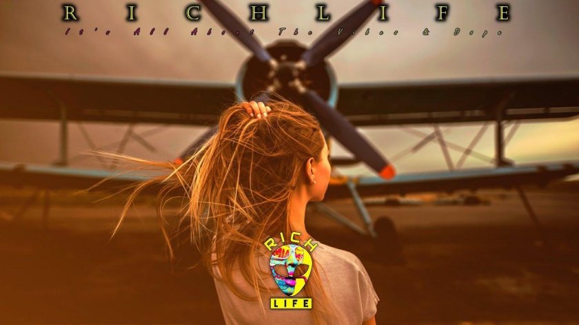 Девушка в самолете