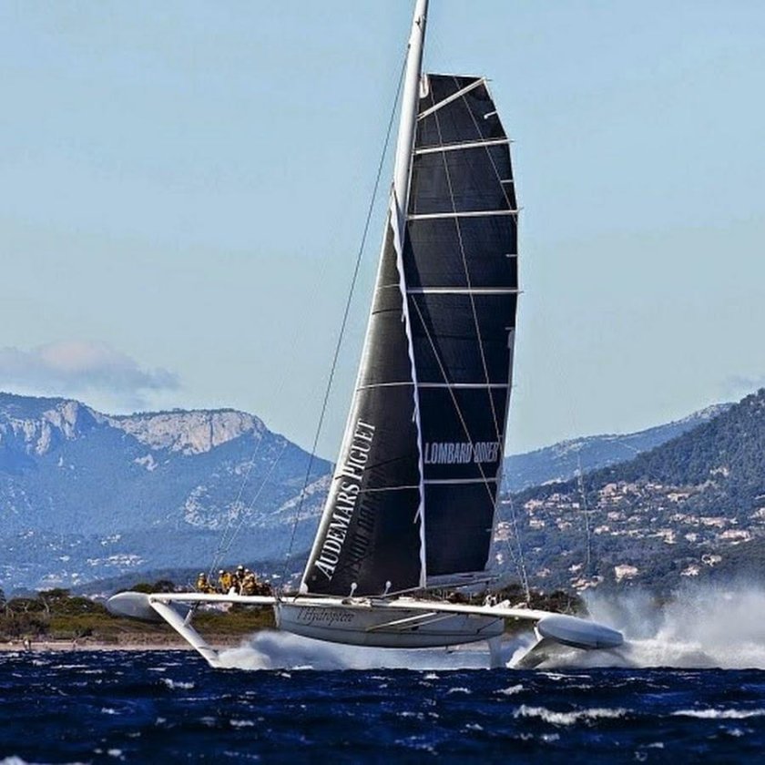 Парусный тримаран