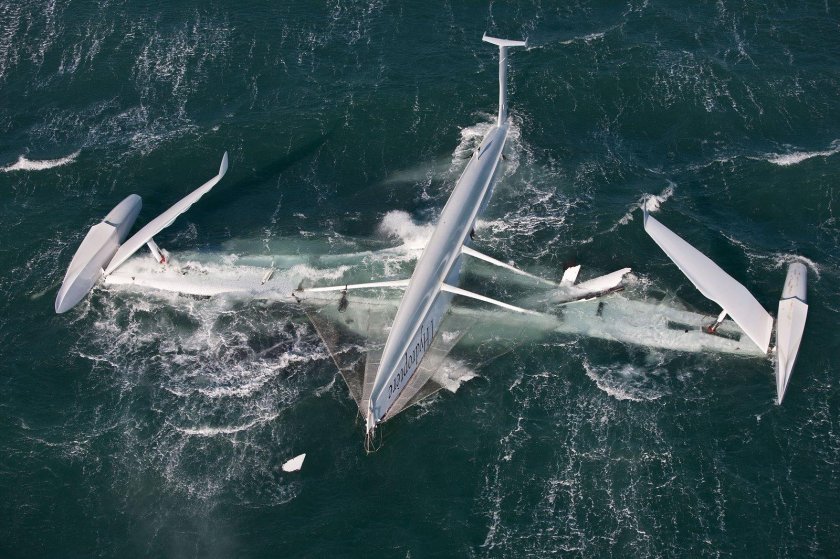 Парусная яхта на подводных крыльях