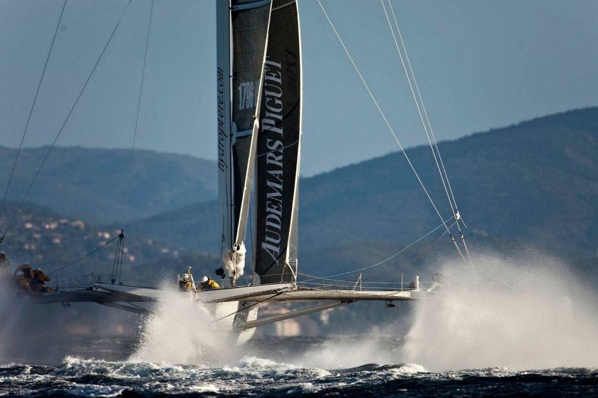 Парусная яхта на подводных крыльях