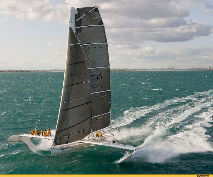 Парусная яхта на подводных крыльях