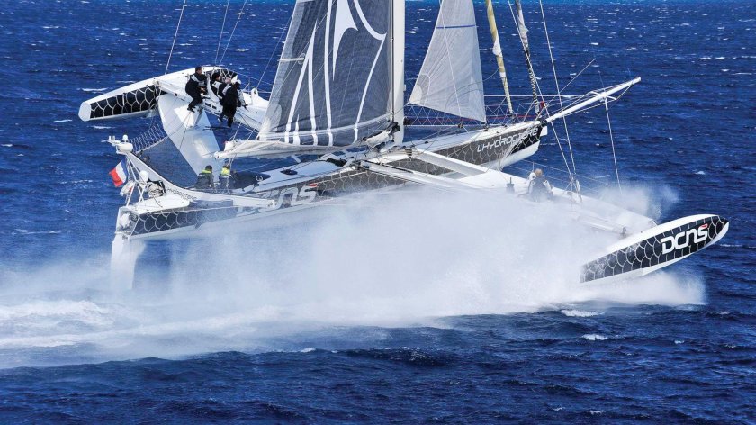 Парусная яхта тримаран