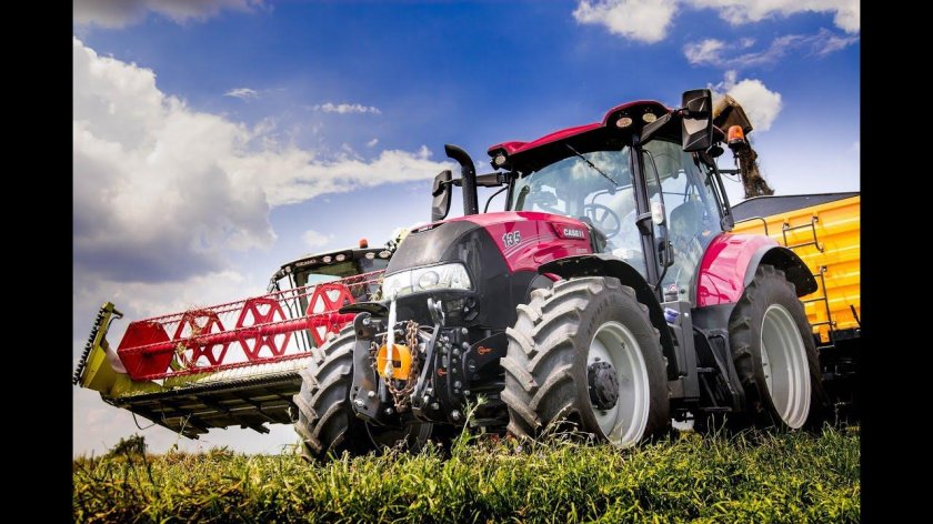 Трактор в поле