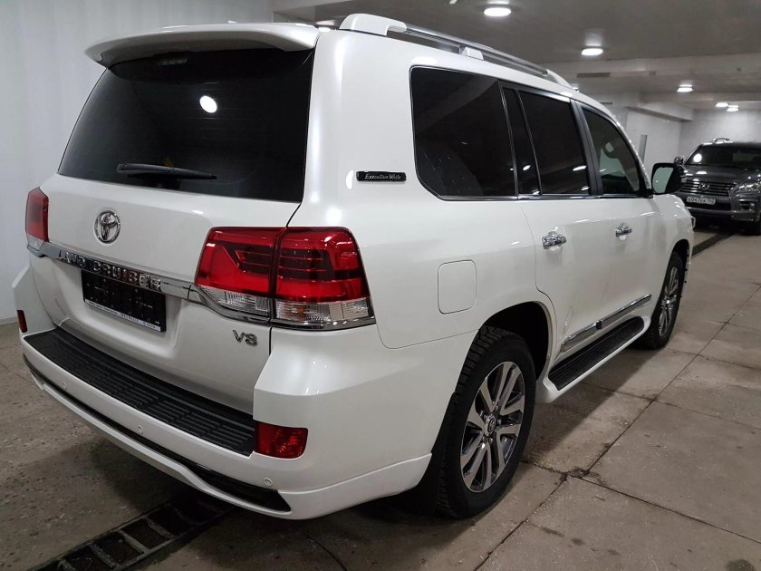 Toyota Land Cruiser 200 White