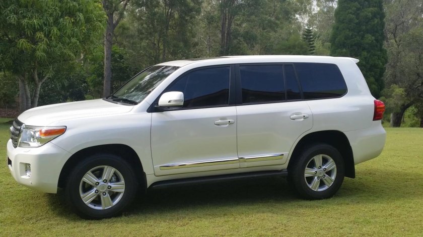 Toyota Land Cruiser 200 белый