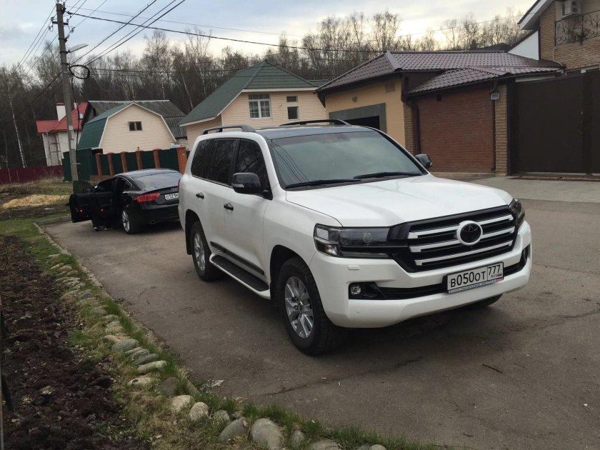 Land Cruiser 200 белый антихром