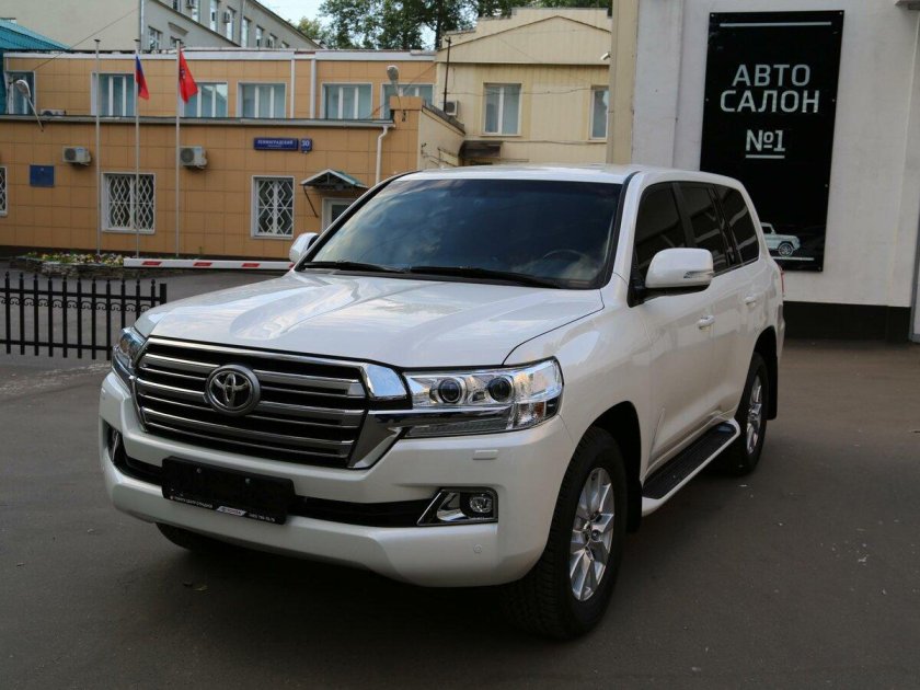 Toyota Land Cruiser 200 белый перламутр
