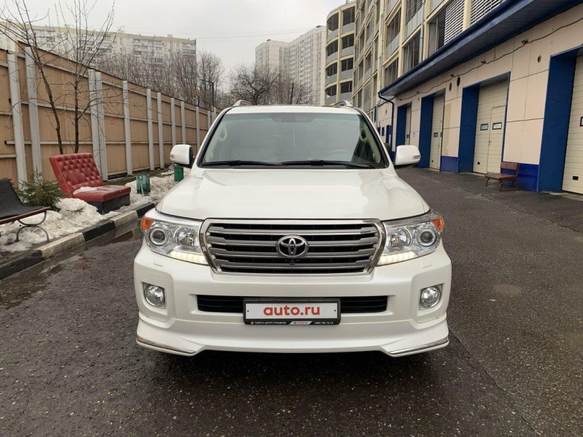 Toyota Land Cruiser 200 2014 белый