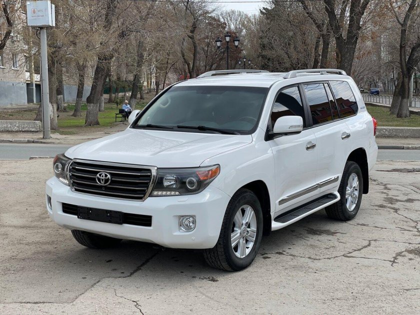 Toyota Land Cruiser 200 2014 белый