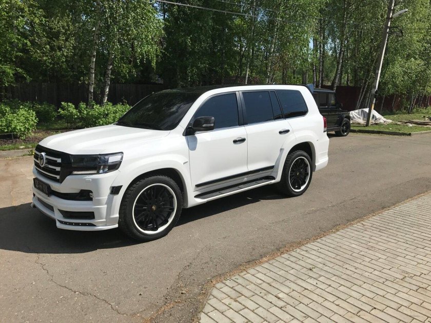 Тойота ленд Крузер 200 белый с черной крышей