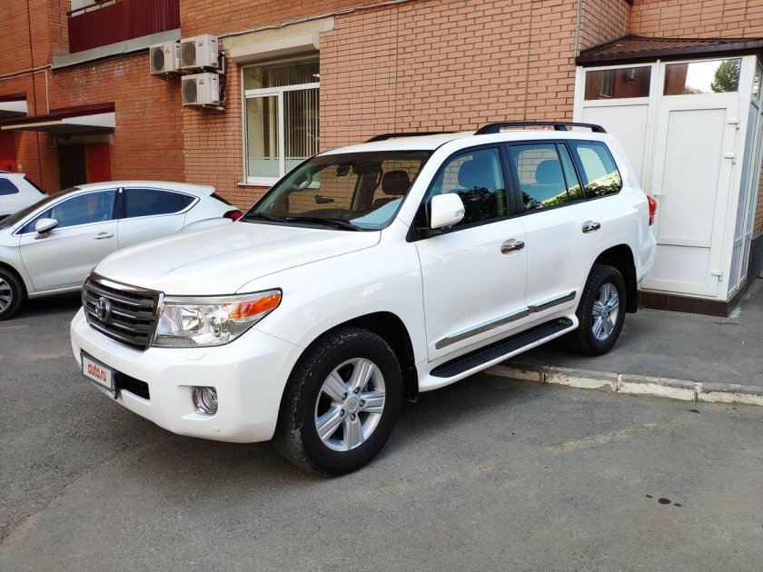 Toyota Land Cruiser 200 2013 белый