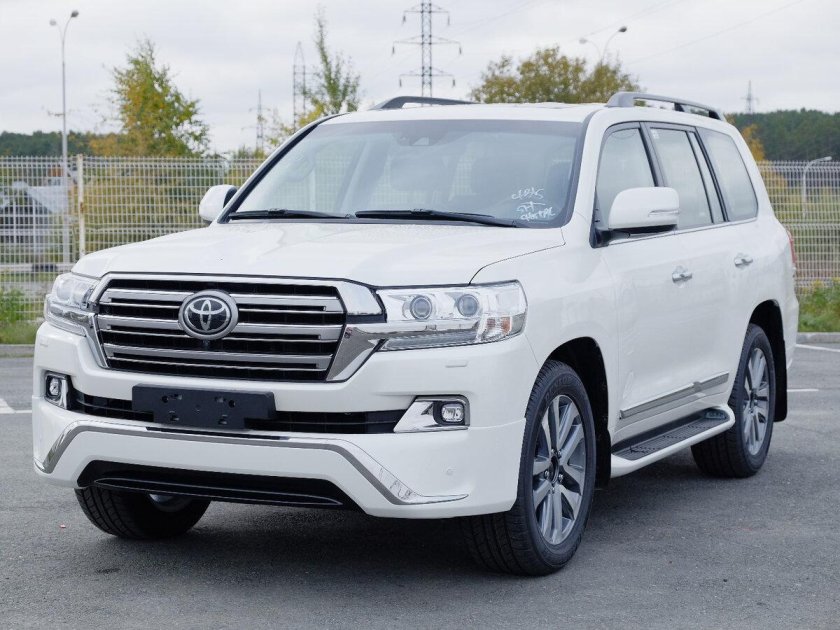 Toyota Land Cruiser 200 White