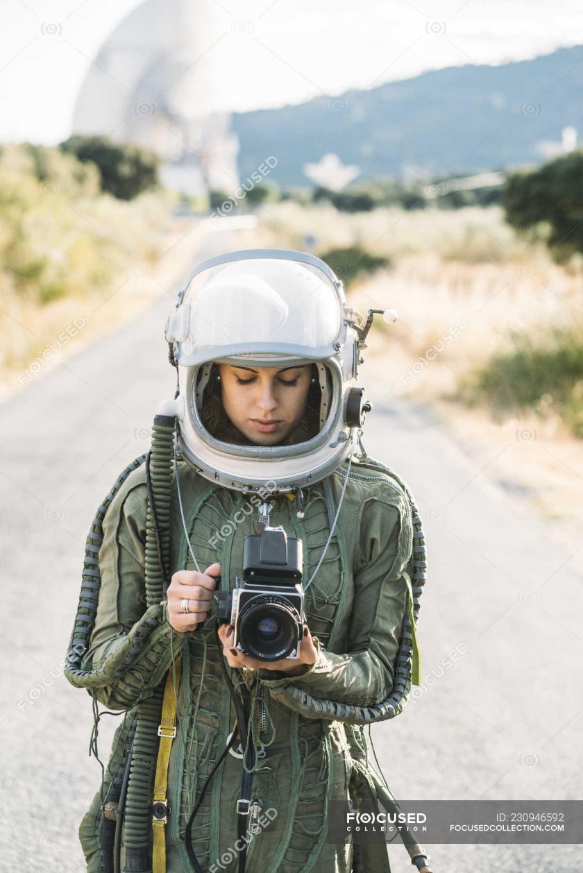 Девушка в высотном скафандре