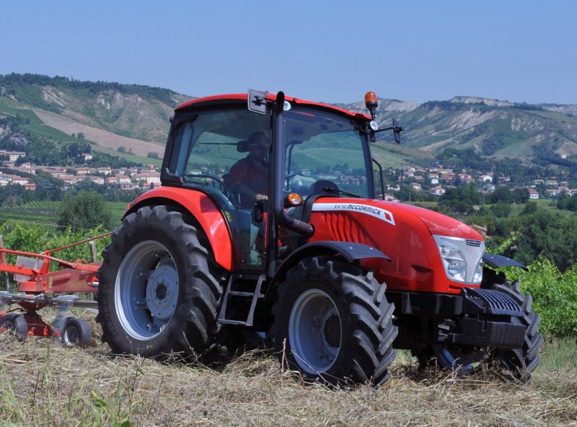 MCCORMICK трактор