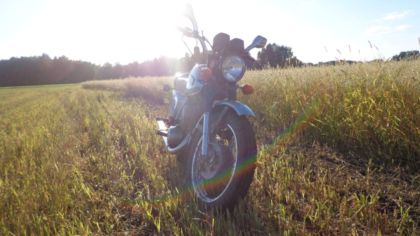 Мотоцикл в поле