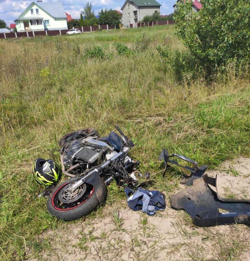 Разбитый мотоцикл в деревне