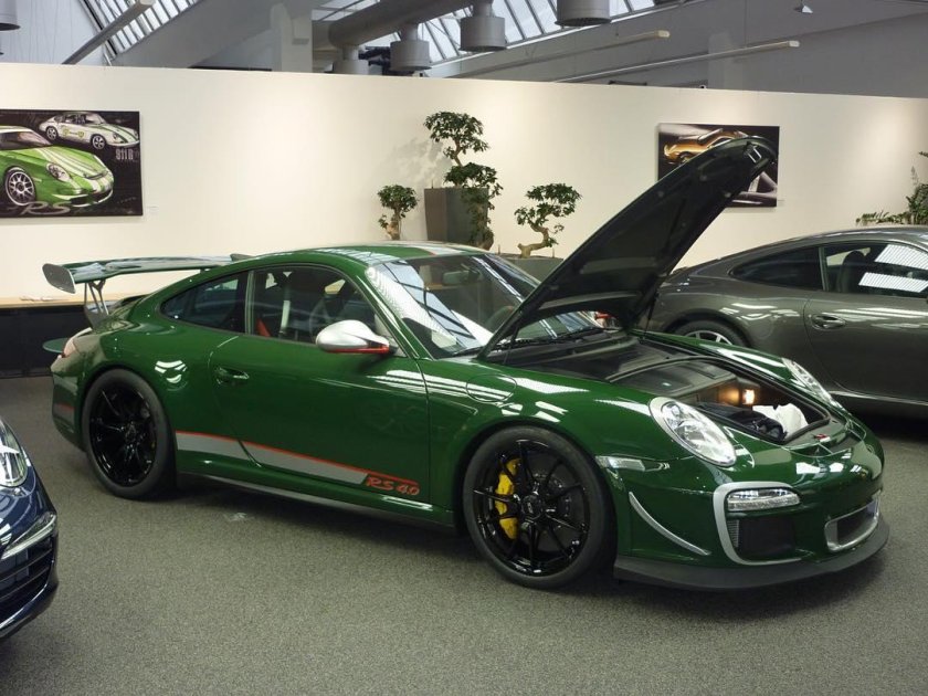 Порше 911 хаки