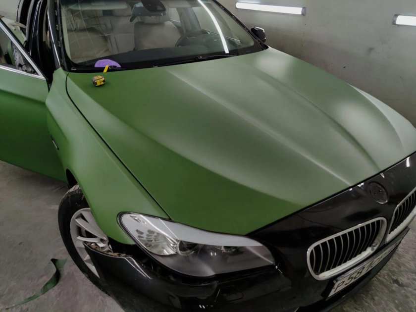 БМВ оливкового цвета