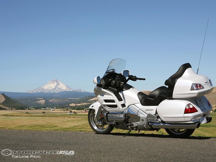 Honda Gold Wing 1800 белая