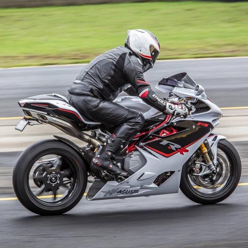 Спортивный мотоцикл с водителем