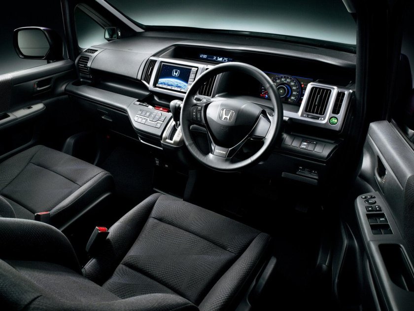 Honda Stepwgn spada 2015 салон