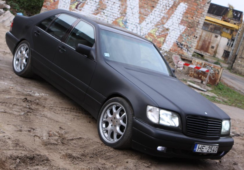 Мерседес 124 черный матовый