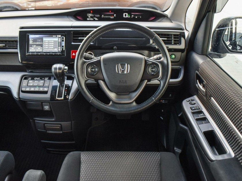 Honda Stepwgn spada 2016 салон