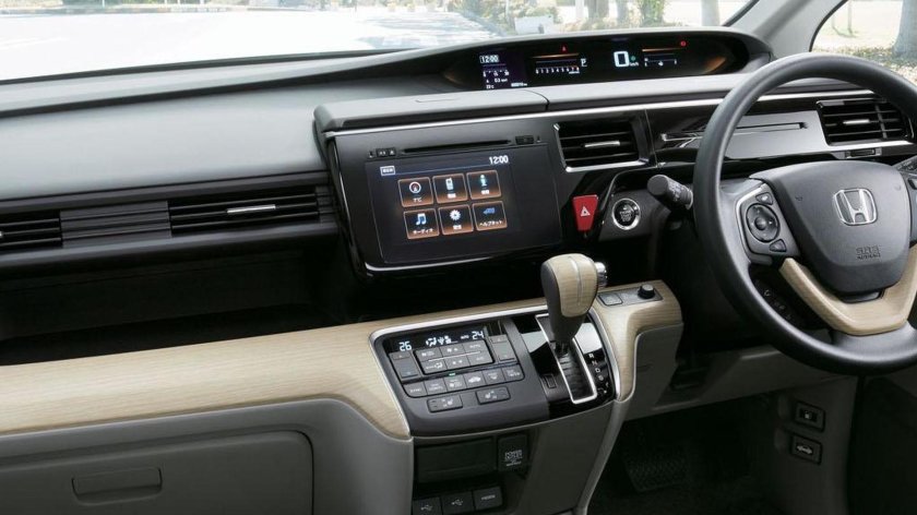 Honda Stepwgn spada 2015 салон