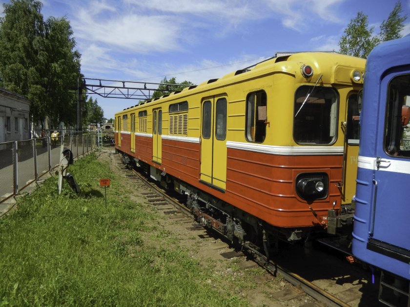 Контактно-аккумуляторный электровоз ВЭКА-001