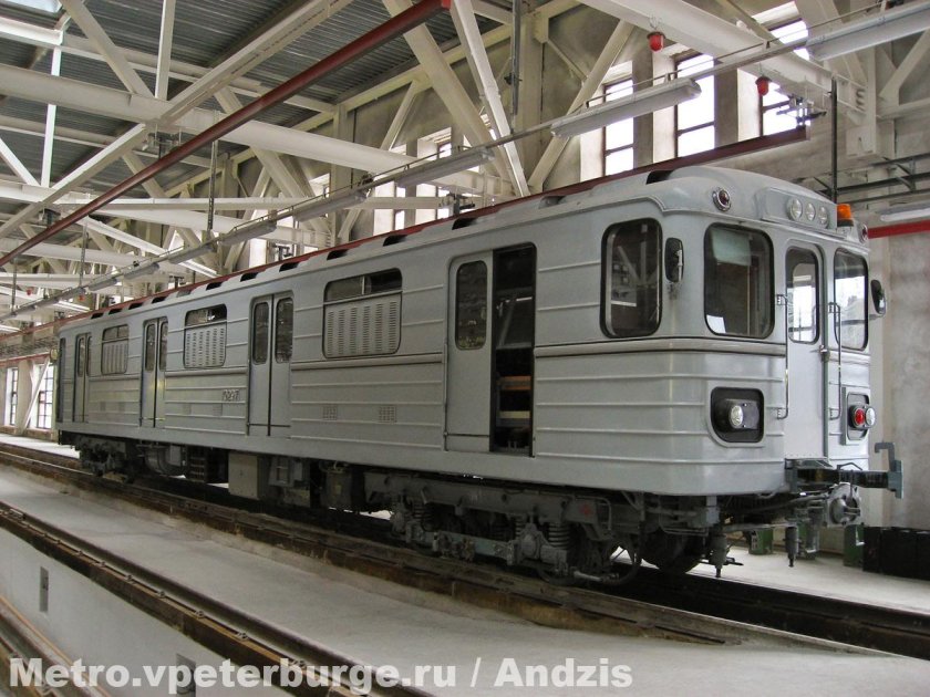 Контактно-аккумуляторный электровоз ВЭКА-001