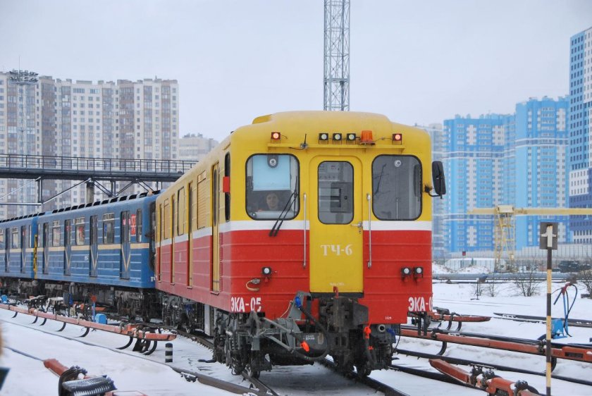 Контактно-аккумуляторный электровоз 81-581