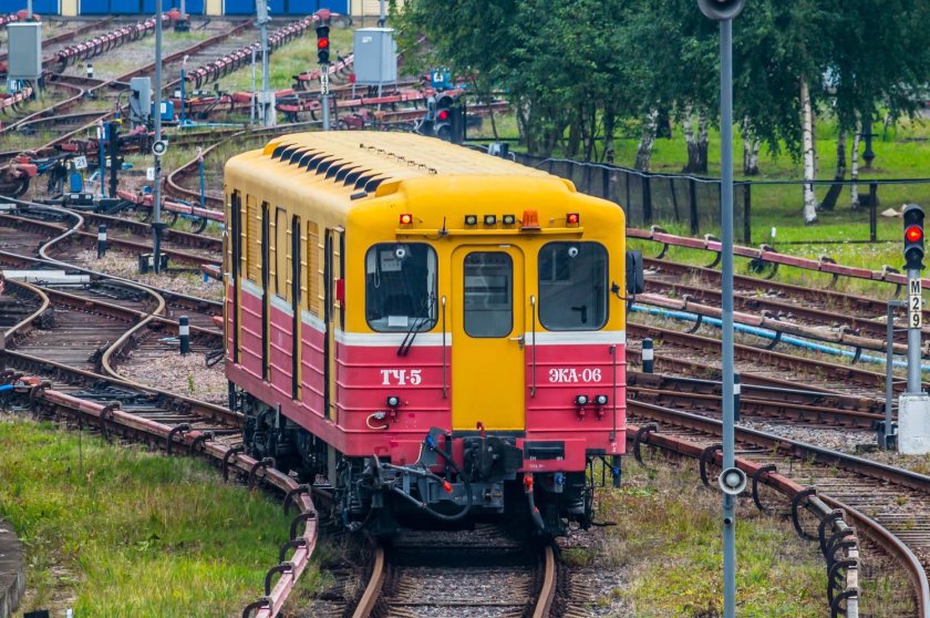 Контактно-аккумуляторный электровоз вэка-001