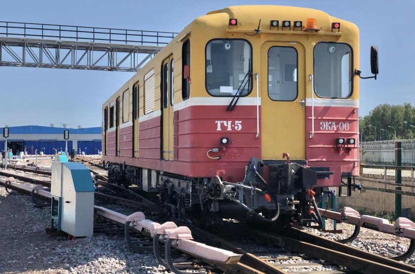 Контактно-аккумуляторный электровоз 81-581