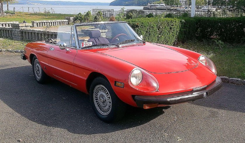 Кабриолет Альфа Ромео Спайдер 4 фары