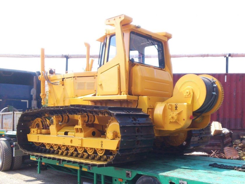 Трактор с бюульдозерным оборудованием б 10 мб0121-2в4