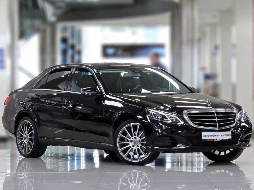 Мерседес Бенц е 212 черный