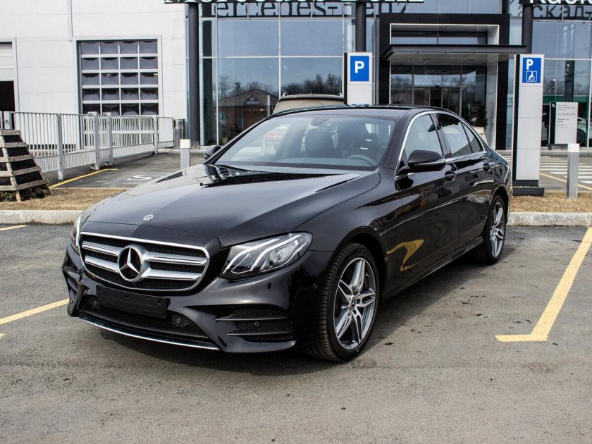 Мерседес Бенц е200 черный