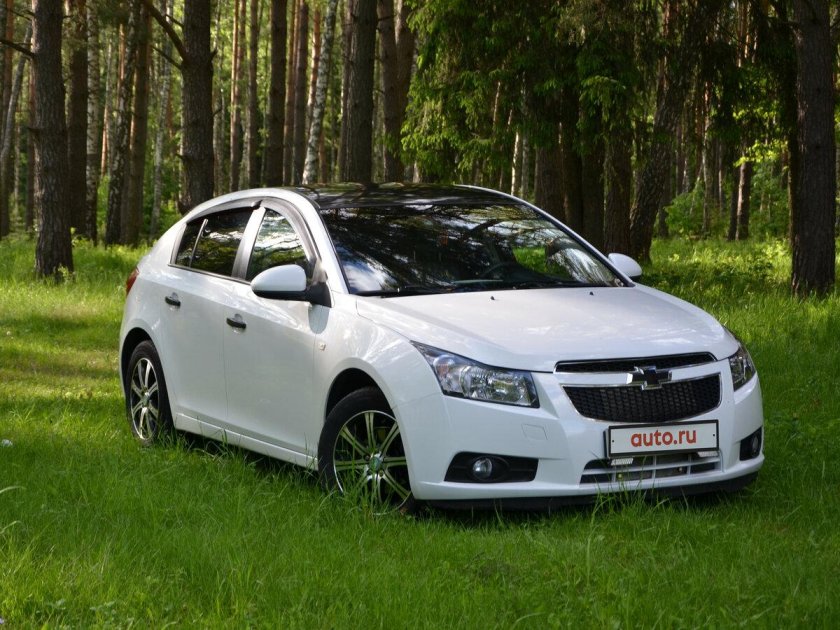 Шевроле Круз хэтчбек 2012 белый черная крыша