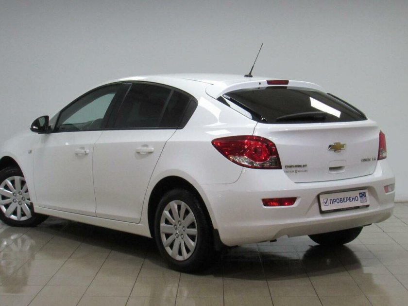 Белый шевроле круз