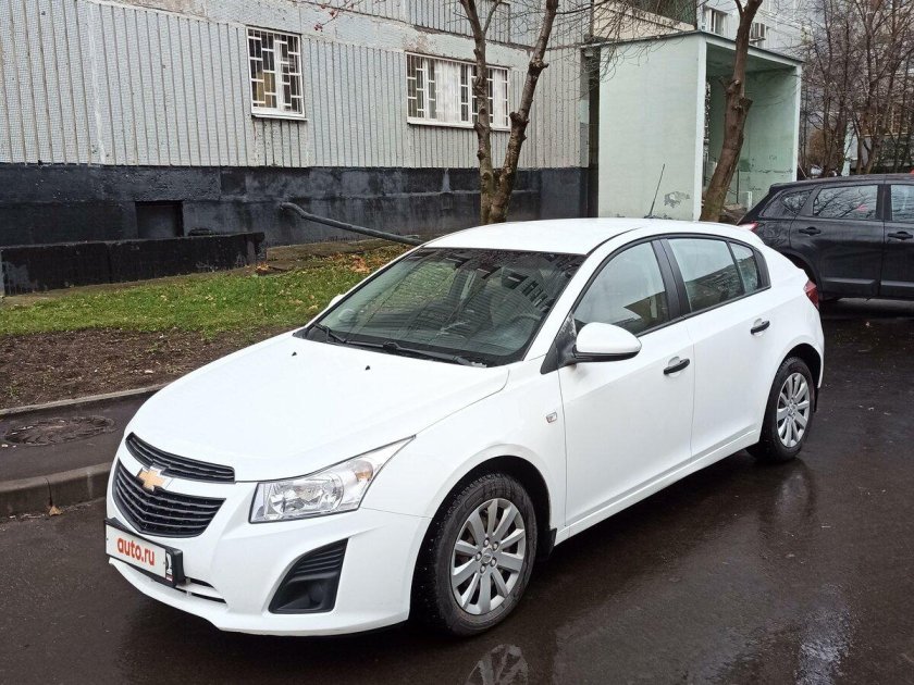 Белый шевроле круз