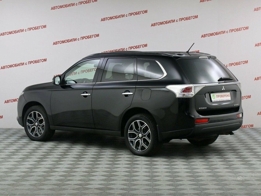 Toyota Sienna Mitsubishi Outlander 2013