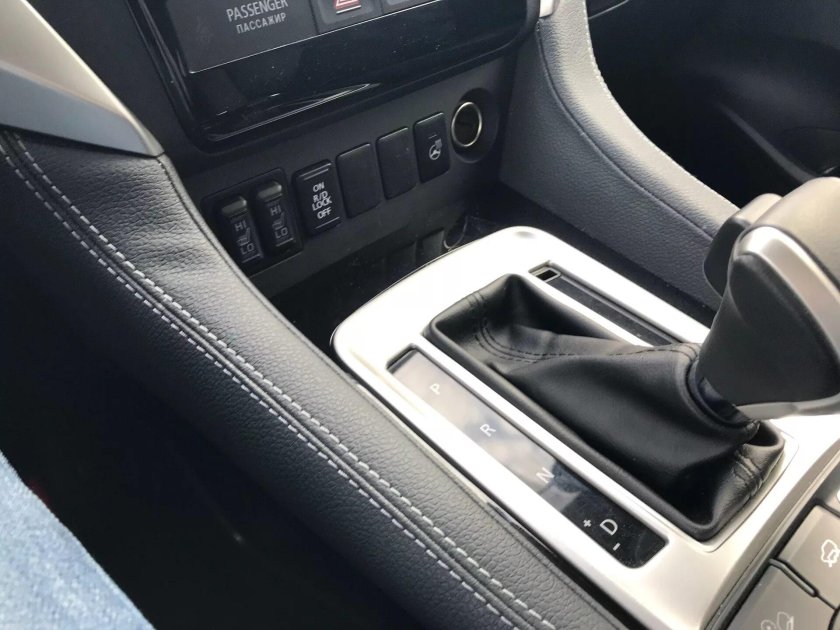 Паджеро спорт 3 Центральная консоль