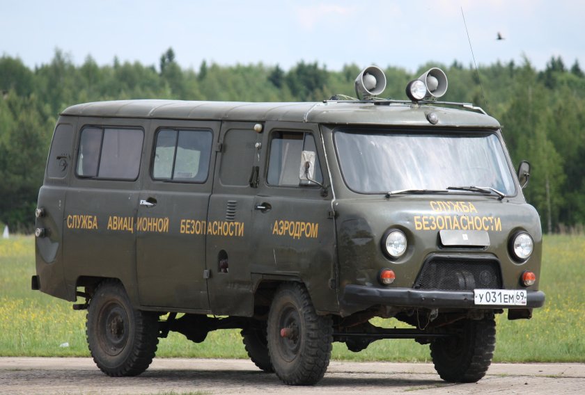 Машина УАЗ 452