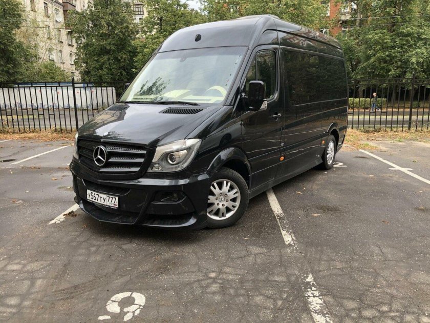 Черный микроавтобус